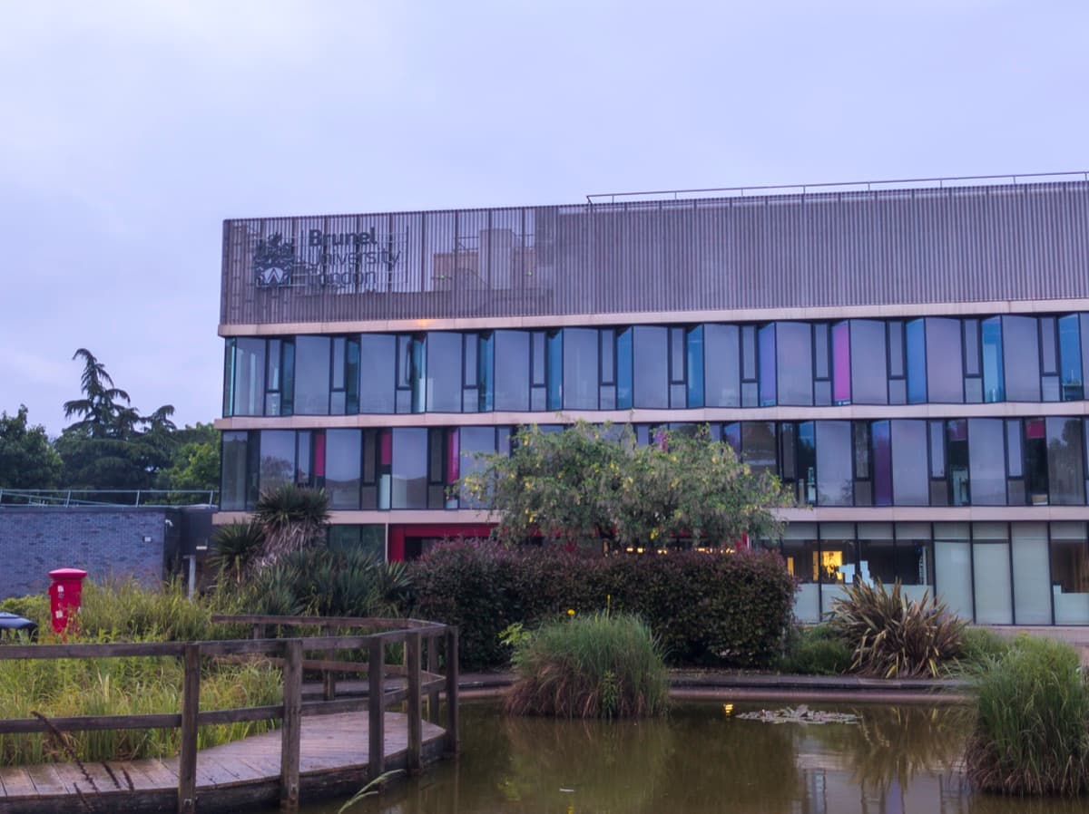 Brunel University of London kampüsünden bir görünüm