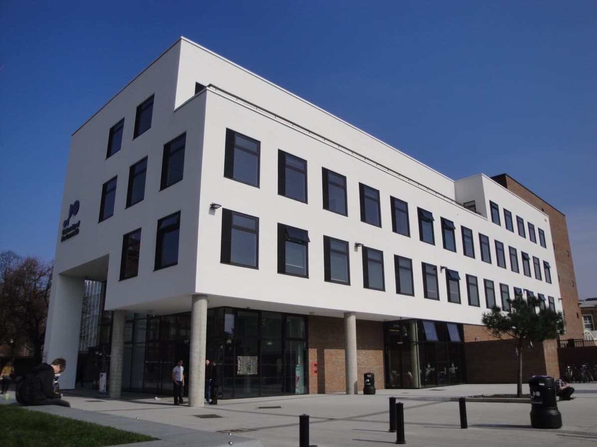 University of Portsmouth kampüsünden bir görünüm