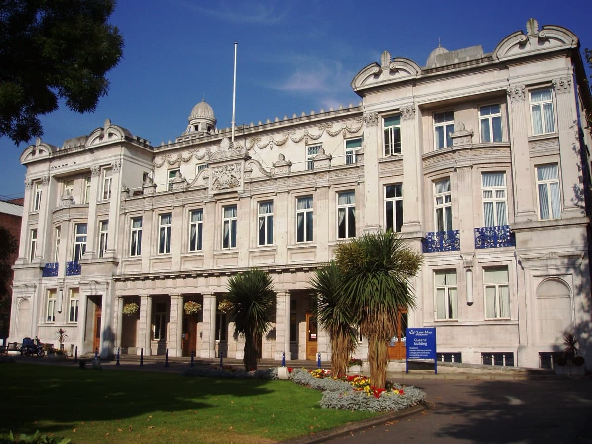 Queen Mary University of London kampüsünden bir görünüm