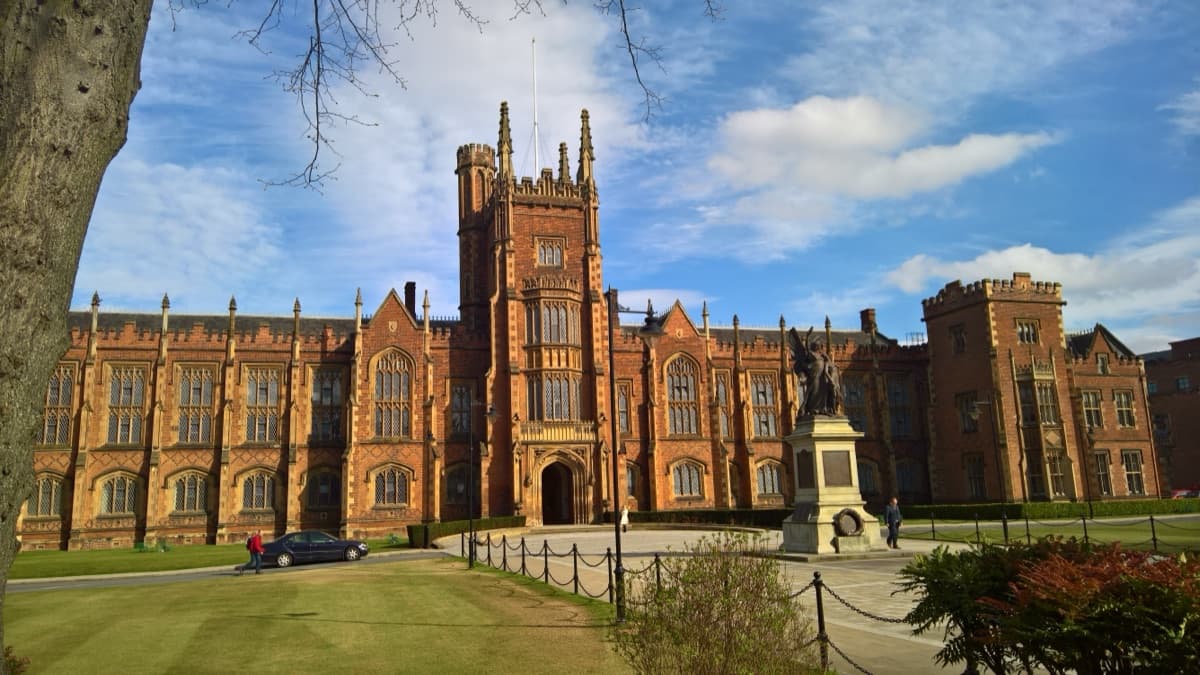 Queen's University Belfast kampüsünden bir görünüm
