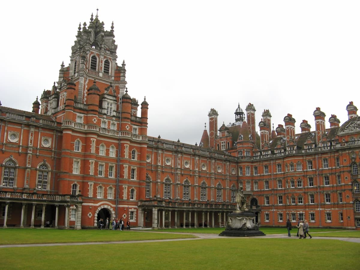 Royal Holloway, University of London kampüsünden bir görünüm