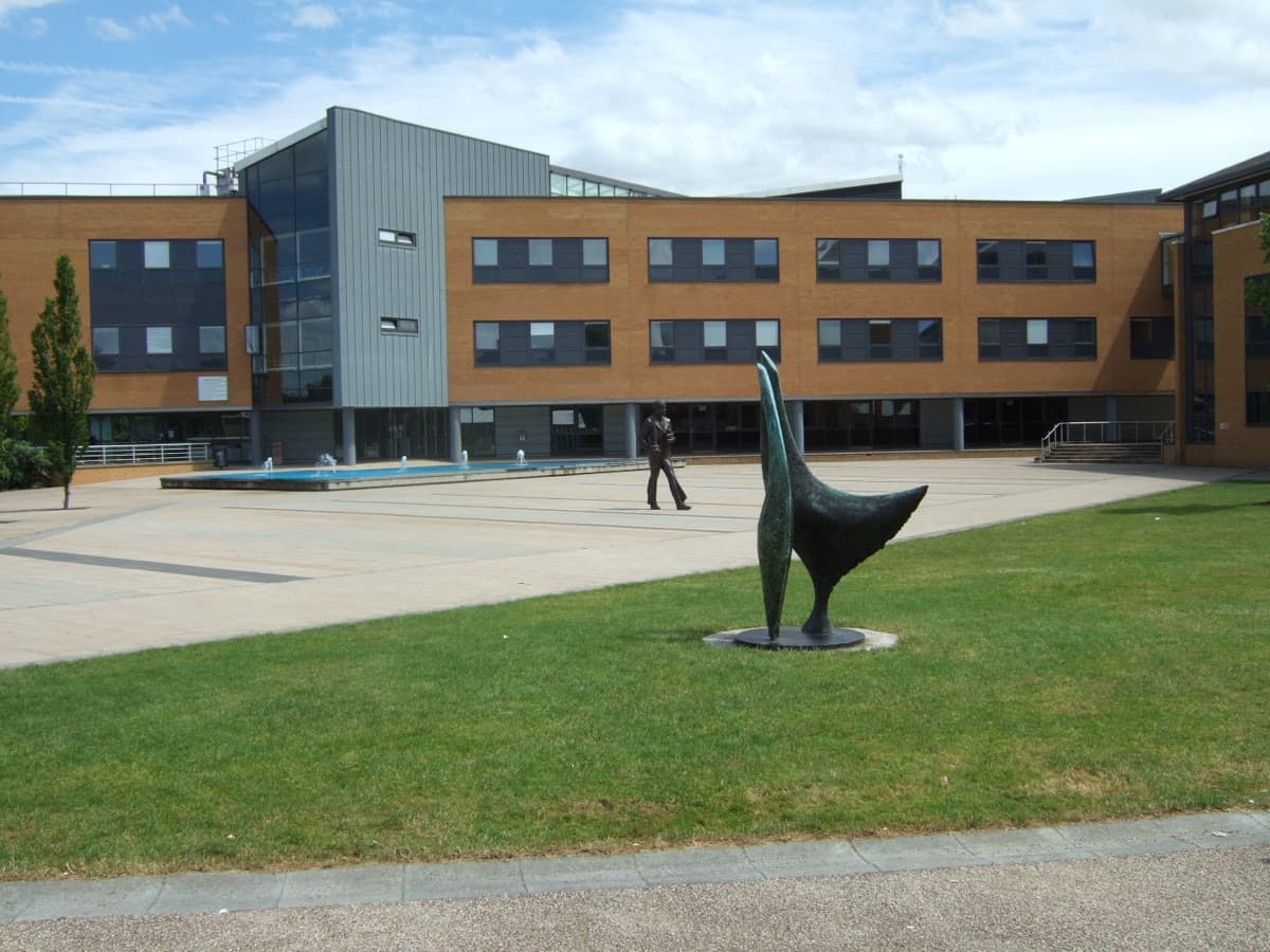 University of Surrey kampüsünden bir görünüm